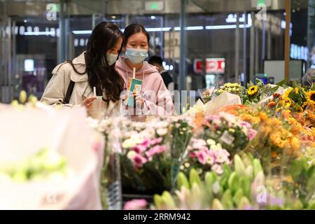 221007 -- BEIJING, le 7 octobre 2022 -- des touristes visitent un magasin de fleurs à Changsha, dans la province du Hunan au centre de la Chine, le 5 octobre 2022. Xinhua Headlines : le boom de la consommation de vacances montre le potentiel de croissance du marché chinois XuexYuge PUBLICATIONxNOTxINxCHN Banque D'Images