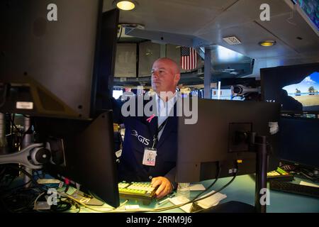 221008 -- NEW YORK, le 8 octobre 2022 -- Un Trader travaille sur le parquet du New York stock Exchange NYSE à New York, aux États-Unis, le 7 octobre 2022. Les actions américaines ont fortement chuté vendredi alors qu’un solide rapport sur les emplois de septembre a alimenté les inquiétudes que la Réserve fédérale continuerait à être agressive avec des hausses de taux. La moyenne industrielle du Dow Jones a plongé de 630,15 points, soit 2,11 %, pour atteindre 29 296,79. Le S&P 500 a diminué de 104,86 points, soit 2,80 %, pour atteindre 3 639,66 points. L’indice composite Nasdaq a perdu 420,91 points, soit 3,80 %, pour atteindre 10 652,40. Photo de /Xinhua U.S.-NEW YORK-STOCKS MichaelxNagle PUBLICATIONx Banque D'Images