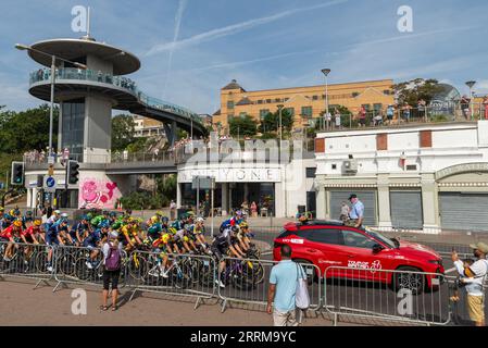 Départ neutralisé à la course cycliste Tour of Britain étape 6 départ à Southend on Sea, Essex, Royaume-Uni, en passant par les cafés du front de mer. Foules sur les points de vue Banque D'Images