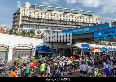 Départ neutralisé à la course cycliste du Tour of Britain étape 6 départ à Southend on Sea, Essex, Royaume-Uni, en passant par les cafés du front de mer sous l'accès Southend Pier Banque D'Images