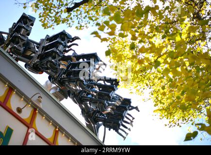 221009 -- STOCKHOLM, le 9 octobre 2022 -- des gens prennent des montagnes russes dans un parc d'attractions à Stockholm, Suède, le 8 octobre 2022. SUÈDE-STOCKHOLM-PAYSAGE-AUTOMNE RenxPengfei PUBLICATIONxNOTxINxCHN Banque D'Images