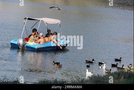 221012 -- TEL AVIV, le 12 octobre 2022 -- les gens s'amusent au parc Hayarkon pendant les vacances de Soukkot à tel Aviv, Israël, le 11 octobre 2022. Gideon Markowicz/JINI via Xinhua ISRAEL-TEL AVIV-SUKKOT VACANCES LyuxYingxu PUBLICATIONxNOTxINxCHN Banque D'Images