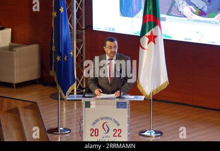 221011 -- ALGER, le 11 octobre 2022 -- le ministre algérien de l'énergie et des Mines Mohamed Arkab participe au Forum Algérie-UE des entreprises énergétiques à Alger, Algérie, le 11 octobre 2022. Le Forum des entreprises énergétiques Algérie-UE a débuté mardi à Alger pour offrir davantage de possibilités de coopération énergétique entre les deux parties. ALGÉRIE-ALGER-EU-ENERGY BUSINESS FORUM WUXTIANYU PUBLICATIONXNOTXINXCHN Banque D'Images