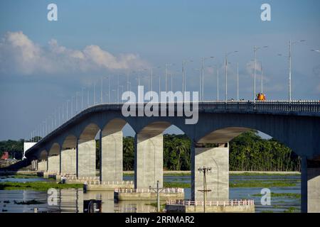 221012 -- PIROJPUR, 12 octobre 2022 -- une photo prise le 7 octobre 2022 montre le 8e pont de l'amitié Bangladesh-Chine dans le district de Pirojpur, au Bangladesh. POUR ALLER AVEC la caractéristique : Chine-Bangladesh pont de l'amitié devient hotspot touristique avec islamique, chinois caractéristiques BANGLADESH-PIROJPUR-PONT Salim PUBLICATIONxNOTxINxCHN Banque D'Images