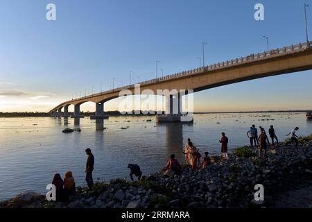 221012 -- PIROJPUR, 12 octobre 2022 -- une photo prise le 7 octobre 2022 montre le 8e pont de l'amitié Bangladesh-Chine dans le district de Pirojpur, au Bangladesh. POUR ALLER AVEC la caractéristique : Chine-Bangladesh pont de l'amitié devient hotspot touristique avec islamique, chinois caractéristiques BANGLADESH-PIROJPUR-PONT Salim PUBLICATIONxNOTxINxCHN Banque D'Images