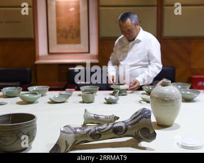 221011 -- WENZHOU, 11 octobre 2022 -- Un chercheur vérifie les céramiques découvertes sur le site archéologique de l'ancien port de Shuomen à Wenzhou, dans la province du Zhejiang de l'est de la Chine, le 11 octobre 2022. Le site archéologique de l'ancien port de Shuomen a été découvert à la fin de 2021, avec des ruines de bâtiments anciens, des épaves et des pièces de porcelaine mises au jour dans les fouilles archéologiques suivantes. Selon l'Administration nationale du patrimoine culturel, la découverte est importante pour les études de l'ancienne route maritime de la soie. CHINE-ZHEJIANG-WENZHOU-SHUOMEN ANCIEN PORT-RUINES CN WENGXXINYANG PUBLIC Banque D'Images