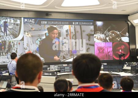 221012 -- BEIJING, le 12 octobre 2022 -- les étudiants assistent au troisième cours en direct de la série Tiangong Class au Centre de technologie et d'ingénierie pour l'utilisation de l'espace de l'Académie chinoise des sciences à Beijing, capitale de la Chine, le 12 octobre 2022. La troisième classe en direct de la station spatiale chinoise a eu lieu mercredi après-midi, donnée par Chen Dong, Liu Yang et Cai Xuzhe, membres de l équipage de Shenzhou-14, aux étudiants sur Terre. La salle de classe principale est située au Centre de technologie et d'ingénierie pour l'utilisation de l'espace de l'Académie chinoise des sciences. La classe est également suivie par des étudiants d'autres thre Banque D'Images