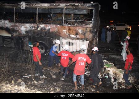 221013 -- ISLAMABAD, le 13 octobre 2022 -- des sauveteurs examinent un autobus brûlé dans le district de Jamshoro, province du Sindh, Pakistan, le 13 octobre 2022. Au moins 18 personnes, dont huit enfants, ont été tuées et 28 autres blessées mercredi soir après qu'un autobus de passagers ait pris feu dans le district de Jamshoro, au sud du Pakistan, a déclaré jeudi la police. Str/Xinhua PAKISTAN-JAMSHORO-BUS-FIRE Stringer PUBLICATIONxNOTxINxCHN Banque D'Images