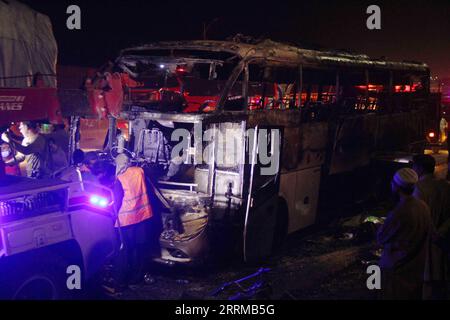 221013 -- ISLAMABAD, le 13 octobre 2022 -- des sauveteurs examinent un autobus brûlé dans le district de Jamshoro, province du Sindh, Pakistan, le 13 octobre 2022. Au moins 18 personnes, dont huit enfants, ont été tuées et 28 autres blessées mercredi soir après qu'un autobus de passagers ait pris feu dans le district de Jamshoro, au sud du Pakistan, a déclaré jeudi la police. Str/Xinhua PAKISTAN-JAMSHORO-BUS-FIRE Stringer PUBLICATIONxNOTxINxCHN Banque D'Images