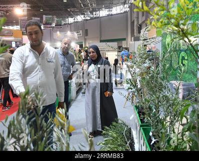 221013 -- TUNIS, le 13 octobre 2022 -- visite du salon international de l'investissement et de la technologie agricoles à Tunis, Tunisie, le 13 octobre 2022. La 14e édition du salon international de l’investissement et de la technologie agricoles SIAT 2022 s’est ouverte mercredi dans la banlieue nord de Tunis. Photo de /Xinhua TUNISIA-TUNIS-EXHIBITION-SIAT 2022 AdelxEzzine PUBLICATIONxNOTxINxCHN Banque D'Images