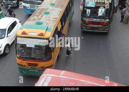 Dhak Bangladesh septembre 08,2023.le bus s'arrête à de nombreux endroits sans l'arrêt prévu. La panique nationale monte au risque de la vie. THI Banque D'Images