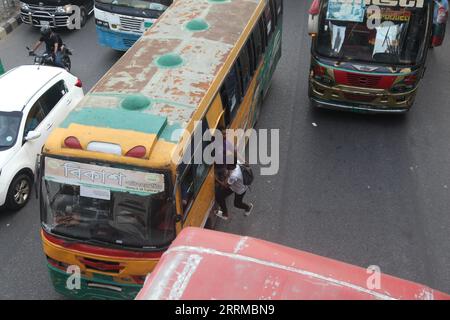 Dhak Bangladesh septembre 08,2023.le bus s'arrête à de nombreux endroits sans l'arrêt prévu. La panique nationale monte au risque de la vie. THI Banque D'Images