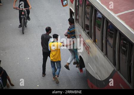 Dhak Bangladesh septembre 08,2023.le bus s'arrête à de nombreux endroits sans l'arrêt prévu. La panique nationale monte au risque de la vie. THI Banque D'Images