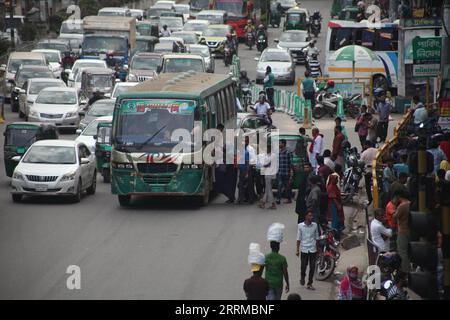 Dhak Bangladesh septembre 08,2023.le bus s'arrête à de nombreux endroits sans l'arrêt prévu. La panique nationale monte au risque de la vie. THI Banque D'Images