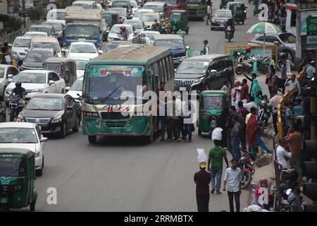 Dhak Bangladesh septembre 08,2023.le bus s'arrête à de nombreux endroits sans l'arrêt prévu. La panique nationale monte au risque de la vie. THI Banque D'Images