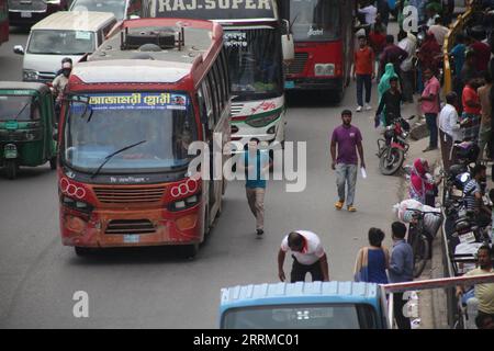 Dhak Bangladesh septembre 08,2023.le bus s'arrête à de nombreux endroits sans l'arrêt prévu. La panique nationale monte au risque de la vie. THI Banque D'Images