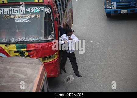 Dhak Bangladesh septembre 08,2023.le bus s'arrête à de nombreux endroits sans l'arrêt prévu. La panique nationale monte au risque de la vie. THI Banque D'Images