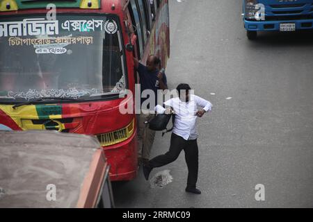 Dhak Bangladesh septembre 08,2023.le bus s'arrête à de nombreux endroits sans l'arrêt prévu. La panique nationale monte au risque de la vie. THI Banque D'Images