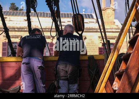 221018 -- LA VALETTE, le 18 octobre 2022 -- des membres de l'équipage parlent à bord du navire Gotheborg de Suède à la Valette, Malte, le 17 octobre 2022. Le plus grand voilier océanique en bois du monde a navigué dans le Grand Port de Malte le week-end dernier avant de rejoindre Barcelone, en Espagne, mardi. Le Gotheborg de Suède sera amarré au port espagnol pour l'hiver avant de poursuivre son voyage vers Shanghai de l'est de la Chine. Le navire participe à une expédition asiatique de deux ans, qui vise à promouvoir le commerce suédo-asiatique et à créer de nouvelles opportunités commerciales. Photo de /Xinhua MALTA-VALLETTA-SHIP-SWEDEN JonathanxBorg PUBLIC Banque D'Images