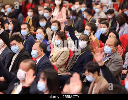 221020 -- BEIJING, le 20 octobre 2022 -- des journalistes lèvent la main pour poser des questions lors d'une conférence de presse par liaison vidéo à Beijing, capitale de la Chine, le 20 octobre 2022. Le centre de presse pour le 20e Congrès national du Parti communiste chinois PCC a accueilli jeudi la conférence de presse sur le sujet sous la direction de Xi Jinping Thought on Diplomacy, Forge Ahead et Strive to Breaking New Ground pour la diplomatie des grands pays avec des caractéristiques chinoises. CPC CongressCHINA-BEIJING-CPC CONGRÈS NATIONAL-CONFÉRENCE DE PRESSE CN YinxGang PUBLICATIONxNOTxINxCHN Banque D'Images