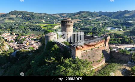 Vue aérienne de la Manfrediana et de la forteresse vénitienne de Brisighella également connue sous le nom de Rocca Manfrediana ou Rocca. Brisighella, Ravenne, Italie Banque D'Images