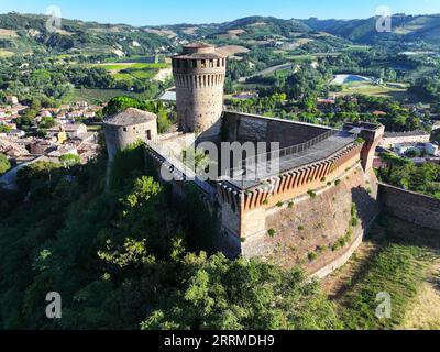 Vue aérienne de la Manfrediana et de la forteresse vénitienne de Brisighella également connue sous le nom de Rocca Manfrediana ou Rocca. Brisighella, Ravenne, Italie Banque D'Images