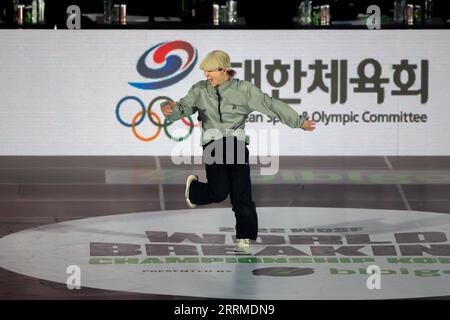 221022 -- SÉOUL, le 22 octobre 2022 -- Ayumi, fille B de l'équipe japonaise, participe au match pour la médaille de bronze au Championnat du monde de breaking WDSF 2022 à Séoul, Corée du Sud, le 22 octobre 2022. SPSOUTH KOREA-SEOUL-BREAKING-WDSF WORLD CHAMPIONSHIP WANGXYILIANG PUBLICATIONXNOTXINXCHN Banque D'Images