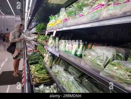 221019 -- VANCOUVER, le 19 octobre 2022 -- Un homme magasine de la nourriture dans un supermarché à Vancouver, Colombie-Britannique, Canada, le 19 octobre 2022. Indice des prix à la consommation du Canada l'IPC a augmenté de 6,9 p. 100 en septembre sur une base d'année en année, ralentissant par rapport à 7 p. 100 en août, a déclaré Statistique Canada mercredi. Photo de /Xinhua CANADA-VANCOUVER-CPI-RISE LiangxSen PUBLICATIONxNOTxINxCHN Banque D'Images