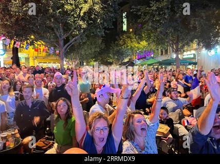 Les supporters de la zone des supporters de Perpignan réagissent aux premiers points de la France du tournoi lors du match de la coupe du monde de rugby à XV 2023 au Stade de France à Paris. Date de la photo : Vendredi 8 septembre 2023. Banque D'Images