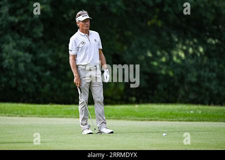 08 septembre 2023 : l'Allemand Bernhard Langer inscrit son putt sur le troisième green lors de la première manche de l'Ascension Charity Classic qui s'est tenue au Norwood Hills Country Club à Jennings, Mo Richard Ulreich/CSM Banque D'Images