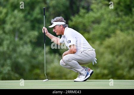 08 septembre 2023 : l'Allemand Bernhard Langer inscrit son putt sur le troisième green lors de la première manche de l'Ascension Charity Classic qui s'est tenue au Norwood Hills Country Club à Jennings, Mo Richard Ulreich/CSM Banque D'Images