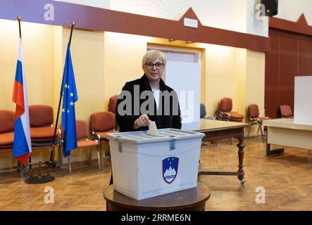 221024 -- LJUBLJANA, le 24 octobre 2022 -- le candidat à la présidence Natasa Pirc Musar vote lors de l'élection présidentielle dans un bureau de vote de Radomlje, Slovénie, le 23 octobre 2022. La Slovénie devrait tenir le deuxième tour de l'élection présidentielle le 13 novembre après qu'aucun candidat n'a obtenu la majorité au premier tour qui a eu lieu dimanche. Photo de /Xinhua SLOVÉNIE-ÉLECTION PRÉSIDENTIELLE ZeljkoxStevanic PUBLICATIONxNOTxINxCHN Banque D'Images