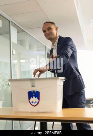 221024 -- LJUBLJANA, le 24 octobre 2022 -- la candidate à la présidence Anze Logar vote lors de l'élection présidentielle dans un bureau de vote de Ljubljana, Slovénie, le 23 octobre 2022. La Slovénie devrait tenir le deuxième tour de l'élection présidentielle le 13 novembre après qu'aucun candidat n'a obtenu la majorité au premier tour qui a eu lieu dimanche. Photo de /Xinhua SLOVÉNIE-ÉLECTION PRÉSIDENTIELLE ZeljkoxStevanic PUBLICATIONxNOTxINxCHN Banque D'Images