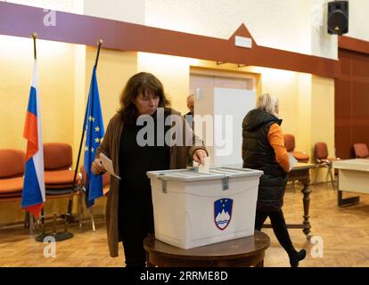 221024 -- LJUBLJANA, le 24 octobre 2022 -- Un électeur vote pendant l'élection présidentielle dans un bureau de vote de Radomlje, Slovénie, le 23 octobre 2022. La Slovénie devrait tenir le deuxième tour de l'élection présidentielle le 13 novembre après qu'aucun candidat n'a obtenu la majorité au premier tour qui a eu lieu dimanche. Photo de /Xinhua SLOVÉNIE-ÉLECTION PRÉSIDENTIELLE ZeljkoxStevanic PUBLICATIONxNOTxINxCHN Banque D'Images