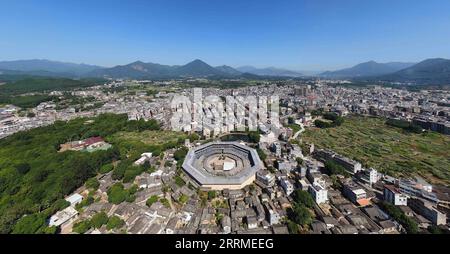 221025 -- CHAOZHOU, 25 octobre 2022 -- cette photo aérienne prise le 21 octobre 2022 montre Daoyun Lou, un bâtiment octogonal en terre de Tulou dans le comté de Raoping de Chaozhou, dans la province du Guangdong, dans le sud de la Chine. Daoyun Lou, le plus grand bâtiment octogonal en terre de Tulou de Chine, est en cours de rénovation qui lui donnera un nouveau look d ici juin 2023. Daoyun Lou a été construit en 1587 dans l'actuel Chaozhou. En 2006, il est devenu un site historique et culturel majeur protégé au niveau national. Le complexe de construction muré couvre une superficie de 10 000 mètres carrés en forme de Bagua, ou huit trigrammes, les huit Banque D'Images