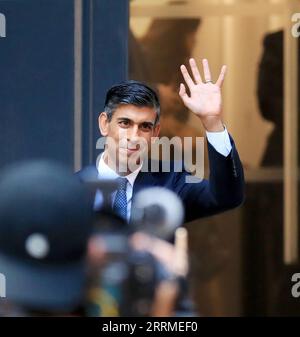 221025 -- LONDRES, le 25 octobre 2022 -- Rishi Sunak quitte le siège du Parti conservateur à Londres, en Grande-Bretagne, le 24 octobre 2022. Rishi Sunak, ancien chancelier de l Échiquier, a remporté lundi la course à la direction du Parti conservateur au pouvoir et deviendra le nouveau Premier ministre du pays. ROYAUME-UNI-LONDRES-PARTI CONSERVATEUR-CONCOURS À LA DIRECTION-SUNAK-WIN LIXYING PUBLICATIONXNOTXINXCHN Banque D'Images