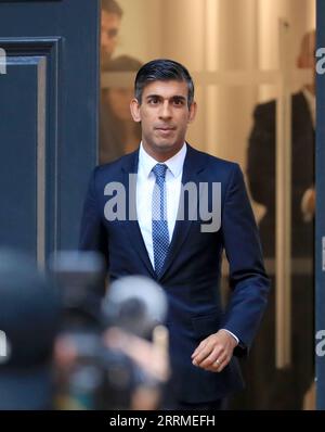 221025 -- LONDRES, le 25 octobre 2022 -- Rishi Sunak quitte le siège du Parti conservateur à Londres, en Grande-Bretagne, le 24 octobre 2022. Rishi Sunak, ancien chancelier de l Échiquier, a remporté lundi la course à la direction du Parti conservateur au pouvoir et deviendra le nouveau Premier ministre du pays. ROYAUME-UNI-LONDRES-PARTI CONSERVATEUR-CONCOURS À LA DIRECTION-SUNAK-WIN LIXYING PUBLICATIONXNOTXINXCHN Banque D'Images
