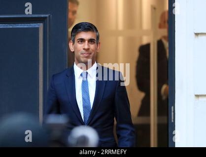 221025 -- LONDRES, le 25 octobre 2022 -- Rishi Sunak quitte le siège du Parti conservateur à Londres, en Grande-Bretagne, le 24 octobre 2022. Rishi Sunak, ancien chancelier de l Échiquier, a remporté lundi la course à la direction du Parti conservateur au pouvoir et deviendra le nouveau Premier ministre du pays. ROYAUME-UNI-LONDRES-PARTI CONSERVATEUR-CONCOURS À LA DIRECTION-SUNAK-WIN LIXYING PUBLICATIONXNOTXINXCHN Banque D'Images