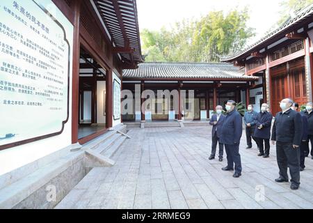 221024 -- PÉKIN, le 24 octobre 2022 -- Xi Jinping visite un parc dédié à Zhu Xi, philosophe chinois renommé du 12e siècle, à Nanping, dans la province du Fujian, le 22 mars 2021. POUR ALLER AVEC profil : Xi Jinping mène la Chine sur un nouveau voyage profil : Xi Jinping mène la Chine sur un nouveau voyage JuxPeng PUBLICATIONxNOTxINxCHN Banque D'Images