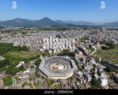 221025 -- CHAOZHOU, 25 octobre 2022 -- cette photo aérienne prise le 21 octobre 2022 montre Daoyun Lou, un bâtiment octogonal en terre de Tulou dans le comté de Raoping de Chaozhou, dans la province du Guangdong, dans le sud de la Chine. Daoyun Lou, le plus grand bâtiment octogonal en terre de Tulou de Chine, est en cours de rénovation qui lui donnera un nouveau look d ici juin 2023. Daoyun Lou a été construit en 1587 dans l'actuel Chaozhou. En 2006, il est devenu un site historique et culturel majeur protégé au niveau national. Le complexe de construction muré couvre une superficie de 10 000 mètres carrés en forme de Bagua, ou huit trigrammes, les huit Banque D'Images