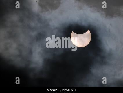 221025 -- LE CAIRE, le 25 octobre 2022 -- Une éclipse solaire partielle est photographiée au Caire, en Égypte, le 25 octobre 2022. EGYPTE-CAIRE-ÉCLIPSE SOLAIRE PARTIELLE WangxDongzhen PUBLICATIONxNOTxINxCHN Banque D'Images