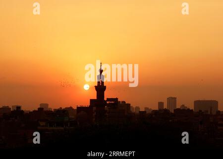 221025 -- LE CAIRE, 25 octobre 2022 -- cette photo montre le coucher de soleil vu depuis le parc Al-Azhar au Caire, en Égypte, le 24 octobre 2022. EGYPTE-CAIRE-AUTOMNE PAYSAGE WangxDongzhen PUBLICATIONxNOTxINxCHN Banque D'Images