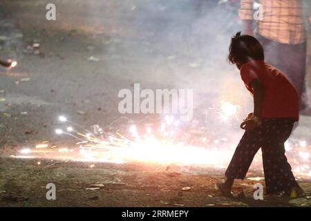 221025 -- BANGALORE, le 25 octobre 2022 -- Un enfant allume des pétards pour célébrer Diwali, ou la fête des lumières, à Bangalore, Inde, le 24 octobre 2022. Str/ INDIA-BANGALORE-DIWALI-CELEBRATION Xinhua PUBLICATIONxNOTxINxCHN Banque D'Images