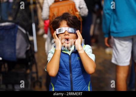 221025 -- LE CAIRE, le 25 octobre 2022 -- Un garçon observe une éclipse solaire partielle à travers une lunette au Caire, Égypte, le 25 octobre 2022. EGYPTE-CAIRE-ÉCLIPSE SOLAIRE PARTIELLE AhmedxGomaa PUBLICATIONxNOTxINxCHN Banque D'Images