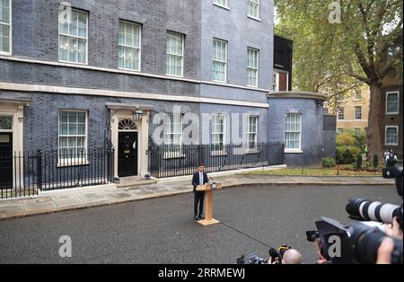 221025 -- LONDRES, le 25 octobre 2022 -- le nouveau Premier ministre britannique, Rishi Sunak, prononce son premier discours devant la nation devant le 10 Downing Street à Londres, en Grande-Bretagne, le 25 octobre 2022. Rishi Sunak est devenu le nouveau Premier ministre de Grande-Bretagne mardi après avoir rencontré le roi Charles III au palais de Buckingham, où le monarque lui a demandé de former un gouvernement après la démission de Liz Truss. Sunak, ancien chancelier de l Échiquier britannique, a remporté lundi la course à la direction du Parti conservateur au pouvoir. ROYAUME-UNI-LONDRES-NEW PM-FIRST ADDRESS LIXYING PUBLICATIONXNOTXINXCHN Banque D'Images