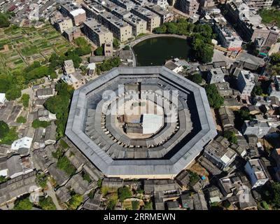 221025 -- CHAOZHOU, 25 octobre 2022 -- cette photo aérienne prise le 21 octobre 2022 montre Daoyun Lou, un bâtiment octogonal en terre de Tulou dans le comté de Raoping de Chaozhou, dans la province du Guangdong, dans le sud de la Chine. Daoyun Lou, le plus grand bâtiment octogonal en terre de Tulou de Chine, est en cours de rénovation qui lui donnera un nouveau look d ici juin 2023. Daoyun Lou a été construit en 1587 dans l'actuel Chaozhou. En 2006, il est devenu un site historique et culturel majeur protégé au niveau national. Le complexe de construction muré couvre une superficie de 10 000 mètres carrés en forme de Bagua, ou huit trigrammes, les huit Banque D'Images