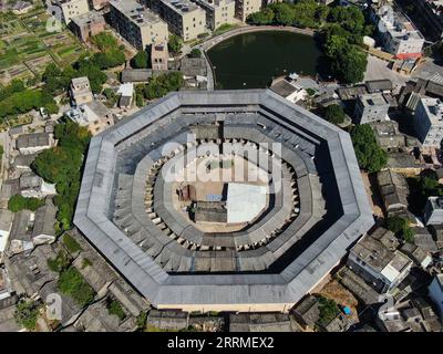 221025 -- CHAOZHOU, 25 octobre 2022 -- cette photo aérienne prise le 21 octobre 2022 montre Daoyun Lou, un bâtiment octogonal en terre de Tulou dans le comté de Raoping de Chaozhou, dans la province du Guangdong, dans le sud de la Chine. Daoyun Lou, le plus grand bâtiment octogonal en terre de Tulou de Chine, est en cours de rénovation qui lui donnera un nouveau look d ici juin 2023. Daoyun Lou a été construit en 1587 dans l'actuel Chaozhou. En 2006, il est devenu un site historique et culturel majeur protégé au niveau national. Le complexe de construction muré couvre une superficie de 10 000 mètres carrés en forme de Bagua, ou huit trigrammes, les huit Banque D'Images