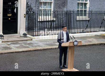 221025 -- LONDRES, le 25 octobre 2022 -- le nouveau Premier ministre britannique, Rishi Sunak, prononce son premier discours devant la nation devant le 10 Downing Street à Londres, en Grande-Bretagne, le 25 octobre 2022. Rishi Sunak est devenu le nouveau Premier ministre de Grande-Bretagne mardi après avoir rencontré le roi Charles III au palais de Buckingham, où le monarque lui a demandé de former un gouvernement après la démission de Liz Truss. Sunak, ancien chancelier de l Échiquier britannique, a remporté lundi la course à la direction du Parti conservateur au pouvoir. ROYAUME-UNI-LONDRES-NEW PM-FIRST ADDRESS LIXYING PUBLICATIONXNOTXINXCHN Banque D'Images