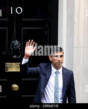 221025 -- LONDRES, le 25 octobre 2022 -- le nouveau Premier ministre britannique, Rishi Sunak, fait signe à la foule après avoir prononcé son premier discours devant la nation devant le 10 Downing Street à Londres, en Grande-Bretagne, le 25 octobre 2022. Rishi Sunak est devenu le nouveau Premier ministre de Grande-Bretagne mardi après avoir rencontré le roi Charles III au palais de Buckingham, où le monarque lui a demandé de former un gouvernement après la démission de Liz Truss. Sunak, ancien chancelier de l Échiquier britannique, a remporté lundi la course à la direction du Parti conservateur au pouvoir. ROYAUME-UNI-LONDRES-NEW PM-FIRST ADDRESS LIXYING PUBLICATIONXNOTXINXCHN Banque D'Images