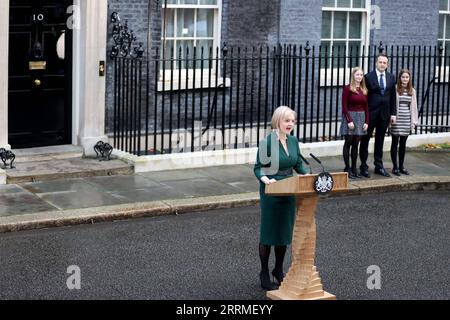 221025 -- LONDRES, le 25 octobre 2022 -- Liz Truss prononce un discours le dernier jour de son mandat en tant que première ministre britannique devant le 10 Downing Street à Londres, en Grande-Bretagne, le 25 octobre 2022. Rishi Sunak est devenu le nouveau Premier ministre de Grande-Bretagne mardi après avoir rencontré le roi Charles III au palais de Buckingham, où le monarque lui a demandé de former un gouvernement après la démission de Liz Truss. BRITAIN-LONDON-LIZ TRUSS LixYing PUBLICATIONxNOTxINxCHN Banque D'Images